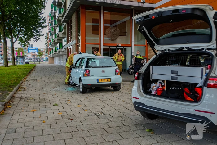 Politie slaat ruit in om kind te redden uit rokende auto