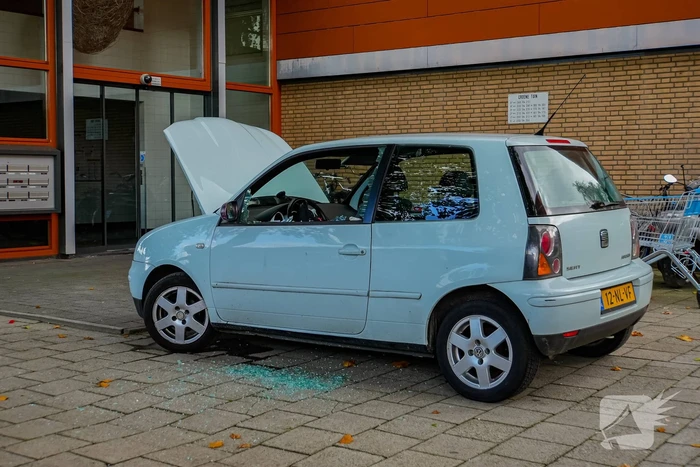 Politie slaat ruit in om kind te redden uit rokende auto