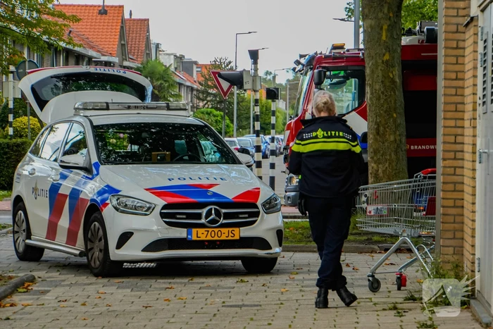 Politie slaat ruit in om kind te redden uit rokende auto