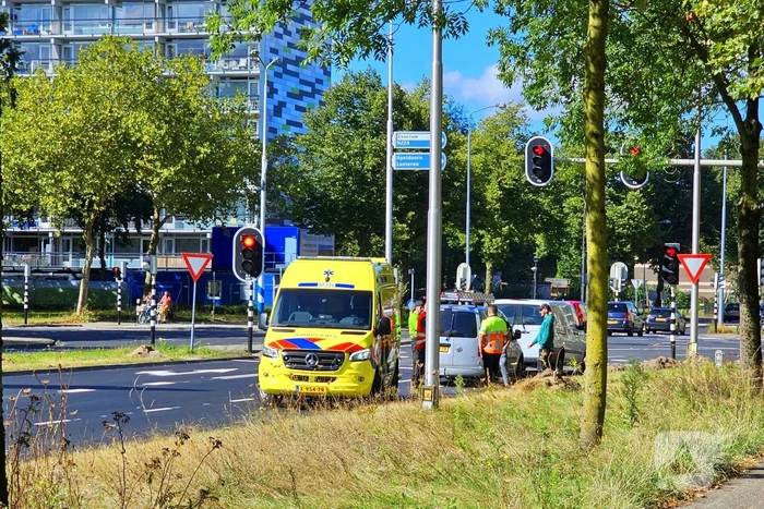 Bestelbus en bestelauto klappen achterop elkaar voor verkeerslicht