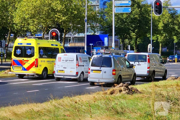 Bestelbus en bestelauto klappen achterop elkaar voor verkeerslicht