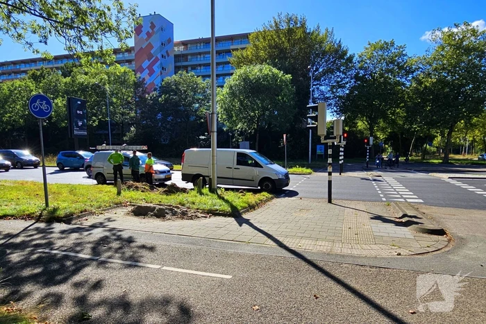 Bestelbus en bestelauto klappen achterop elkaar voor verkeerslicht