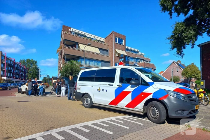 Jonge dame springt net op tijd opzij voor automobilist