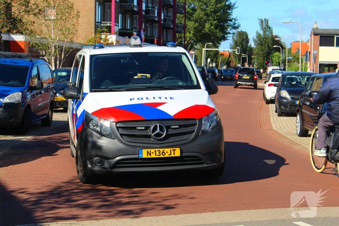 Jonge dame springt net op tijd opzij voor automobilist