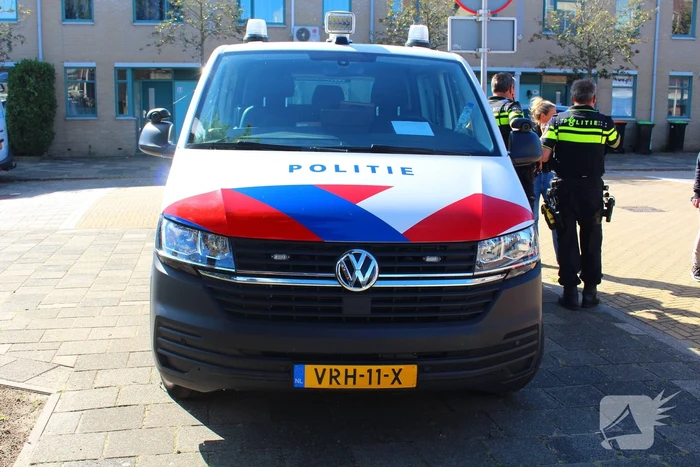 Jonge dame springt net op tijd opzij voor automobilist