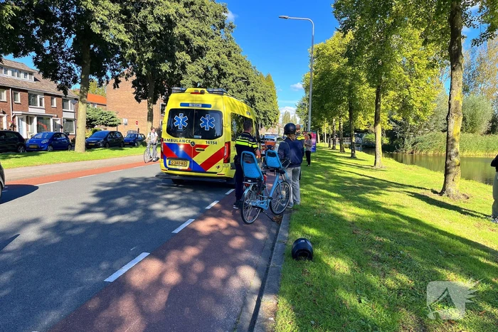 Bezorgscooter en fietser in botsing met elkaar