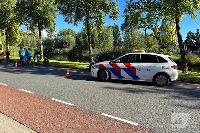 Bezorgscooter en fietser in botsing met elkaar