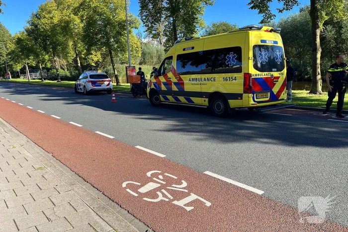 Bezorgscooter en fietser in botsing met elkaar