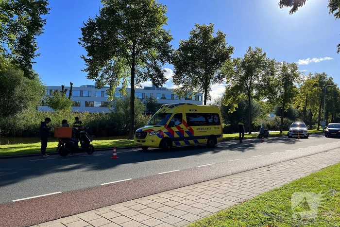 Bezorgscooter en fietser in botsing met elkaar