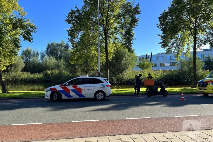 Bezorgscooter en fietser in botsing met elkaar
