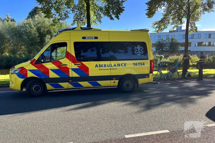 Bezorgscooter en fietser in botsing met elkaar