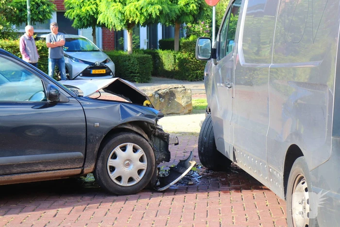 Bestelbus en personenauto botsen op elkaar