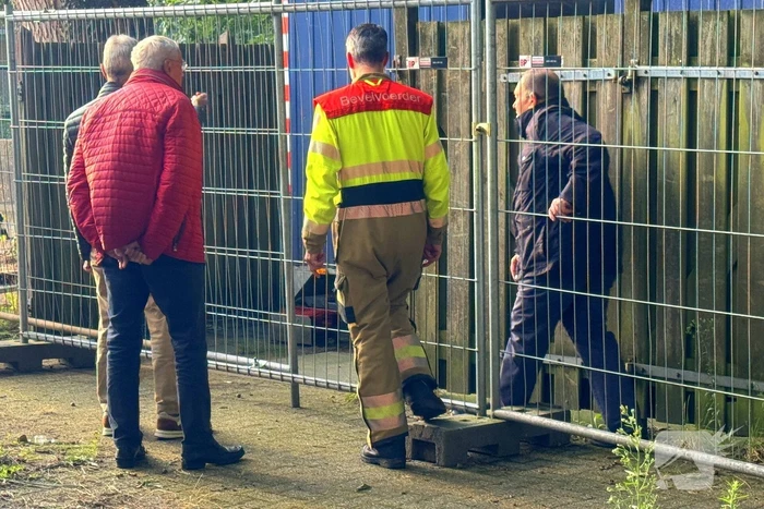 Brandweer bevrijdt fietser die achter gesloten hek stond