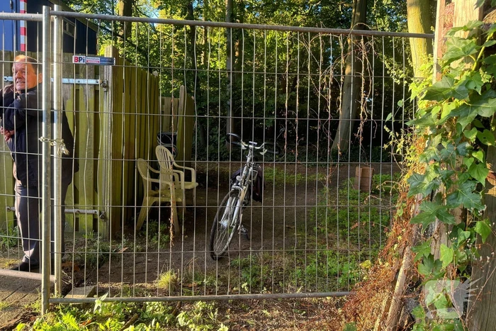 Brandweer bevrijdt fietser die achter gesloten hek stond
