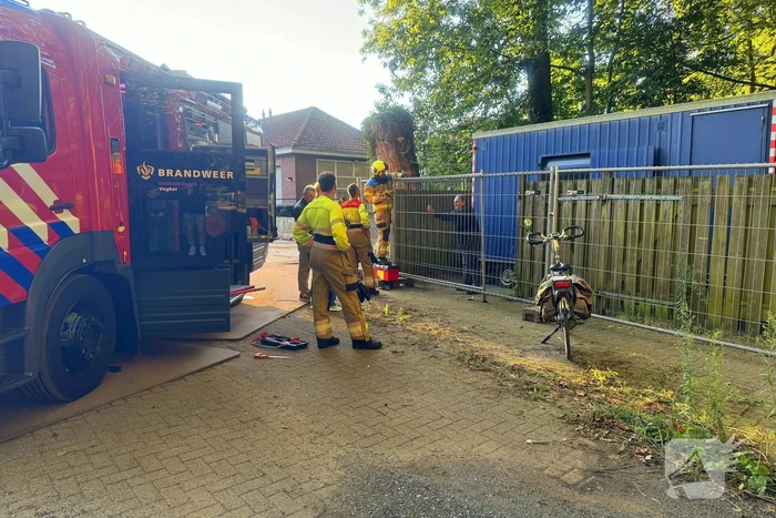 Brandweer bevrijdt fietser die achter gesloten hek stond