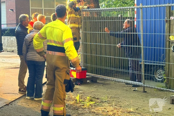 Brandweer bevrijdt fietser die achter gesloten hek stond