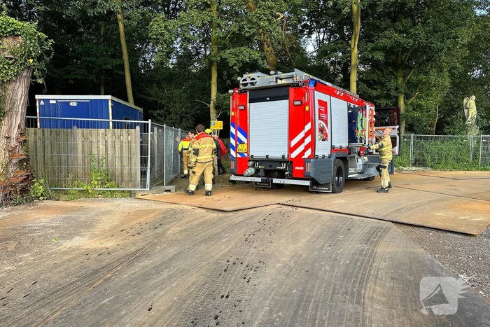 Brandweer bevrijdt fietser die achter gesloten hek stond