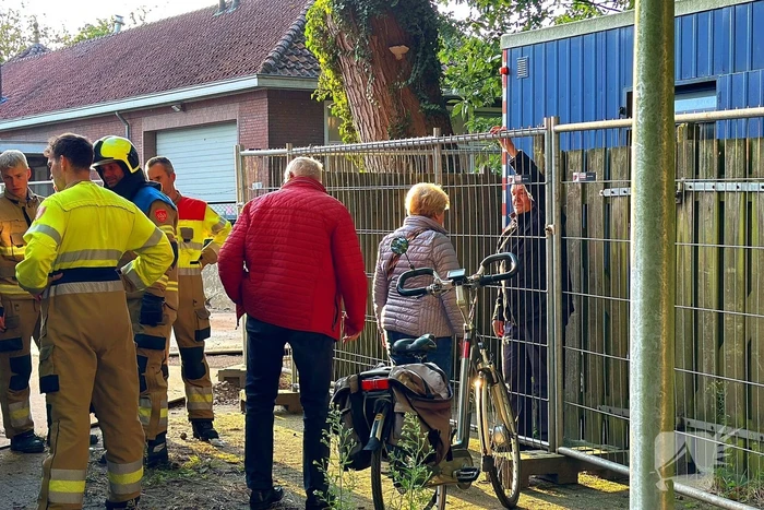 Brandweer bevrijdt fietser die achter gesloten hek stond
