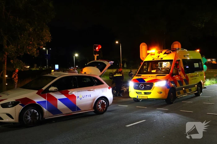 Motorrijder en fietser in botsing bij verkeerslicht