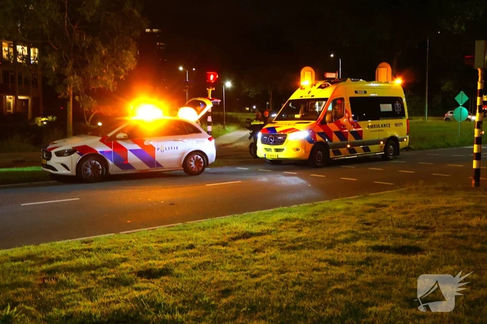 Motorrijder en fietser in botsing bij verkeerslicht