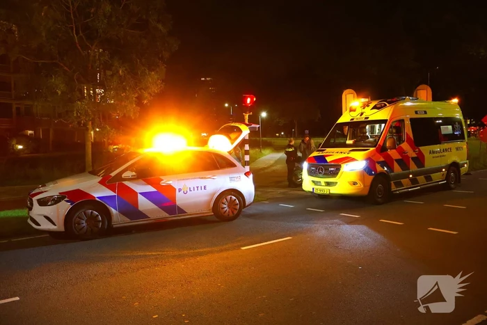 Motorrijder en fietser in botsing bij verkeerslicht
