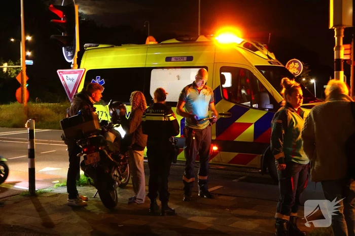 Motorrijder en fietser in botsing bij verkeerslicht