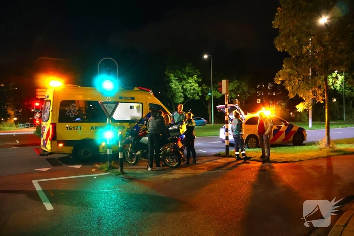 Motorrijder en fietser in botsing bij verkeerslicht