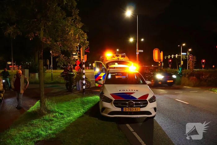 Motorrijder en fietser in botsing bij verkeerslicht