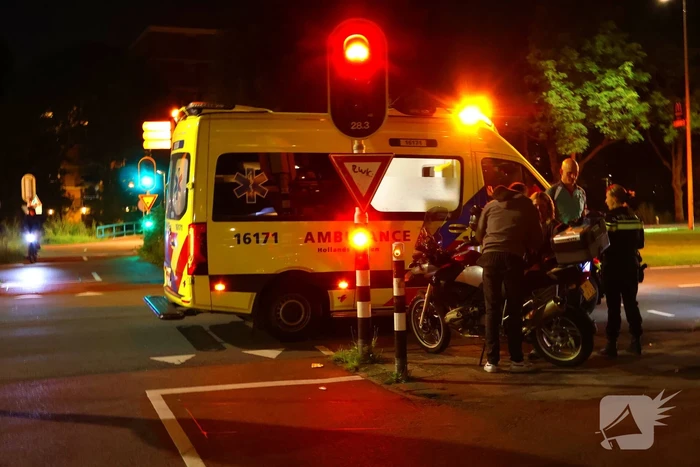 Motorrijder en fietser in botsing bij verkeerslicht