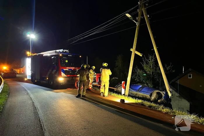 Auto komt met twee wielen van de grond na botsing