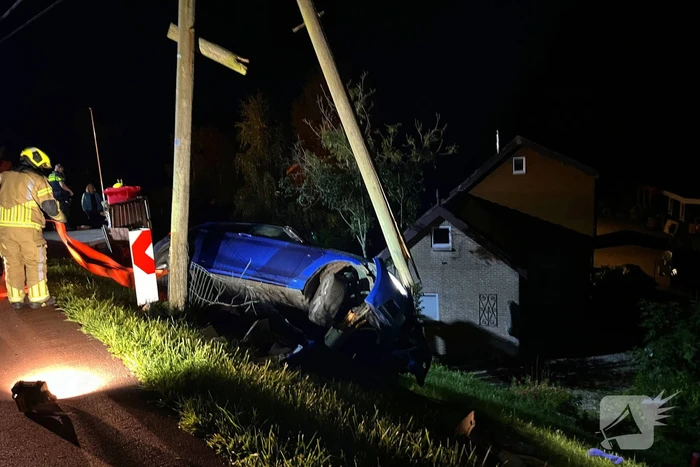 Auto komt met twee wielen van de grond na botsing