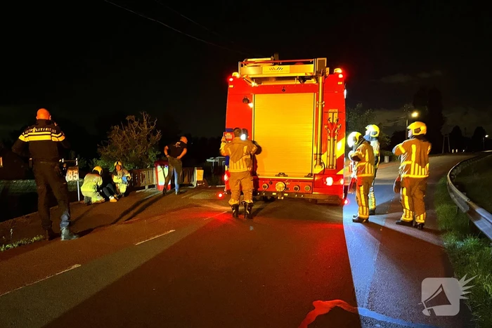 Auto komt met twee wielen van de grond na botsing