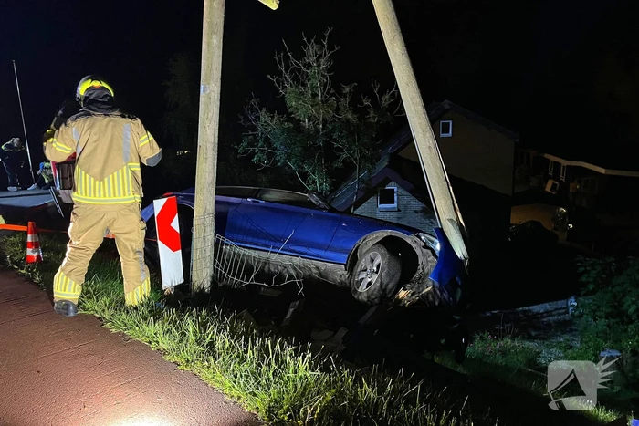 Auto komt met twee wielen van de grond na botsing