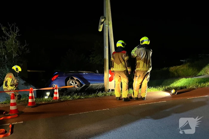 Auto komt met twee wielen van de grond na botsing