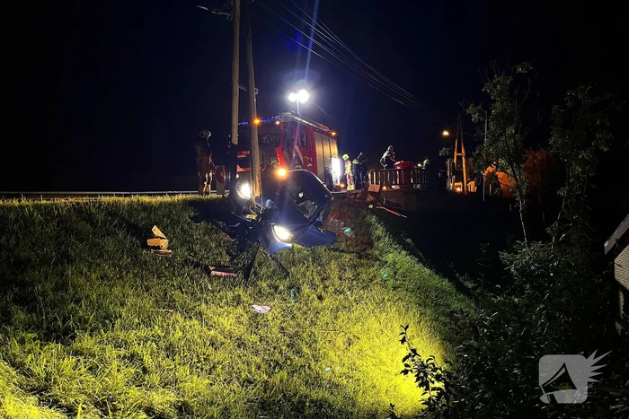 Auto komt met twee wielen van de grond na botsing