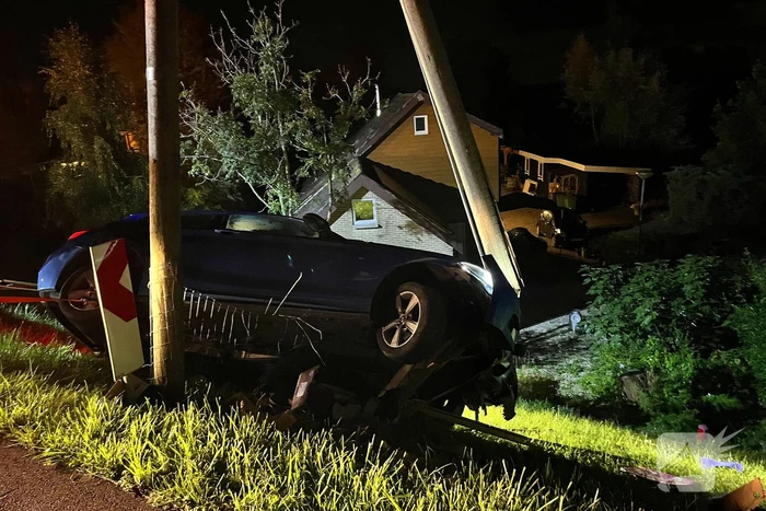 Auto komt met twee wielen van de grond na botsing