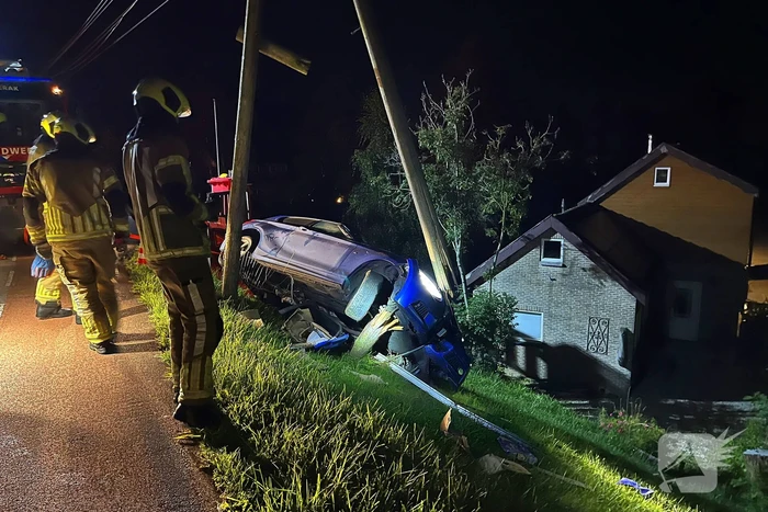 Auto komt met twee wielen van de grond na botsing