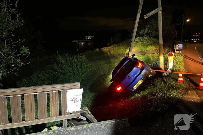 Auto komt met twee wielen van de grond na botsing