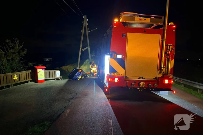 Auto komt met twee wielen van de grond na botsing