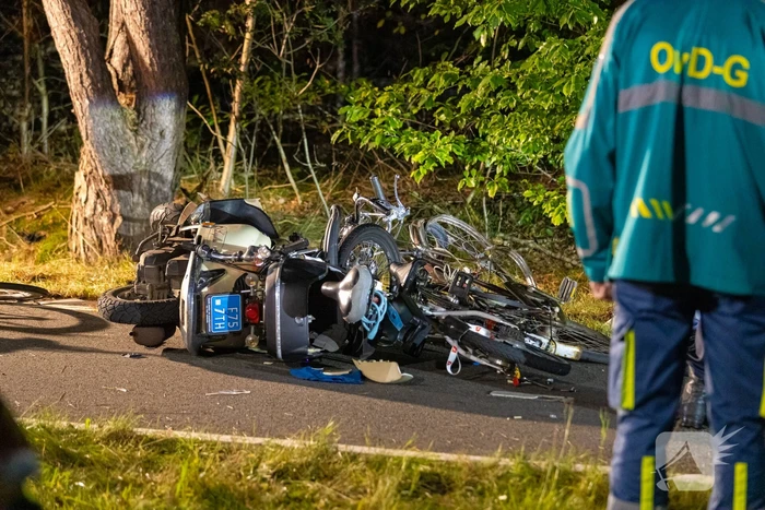 Meerdere gewonden bij botsing tussen scooter en fietsers
