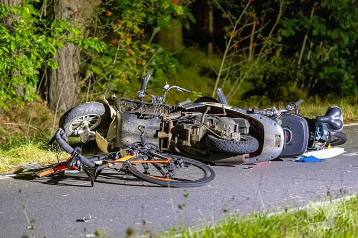Meerdere gewonden bij botsing tussen scooter en fietsers