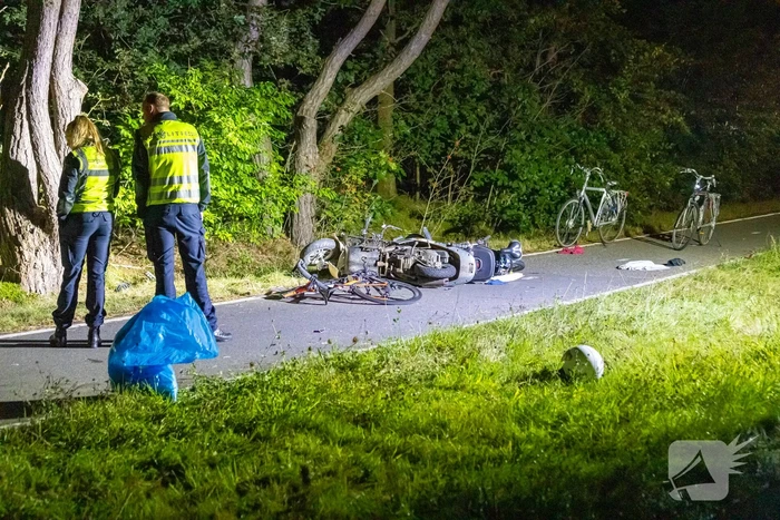 Meerdere gewonden bij botsing tussen scooter en fietsers