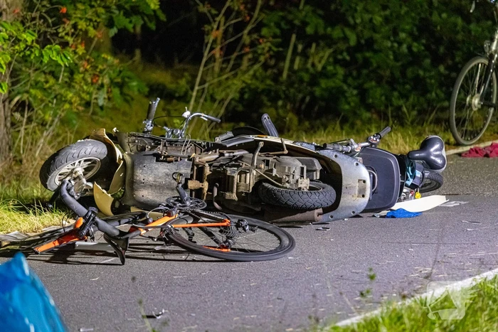 Meerdere gewonden bij botsing tussen scooter en fietsers