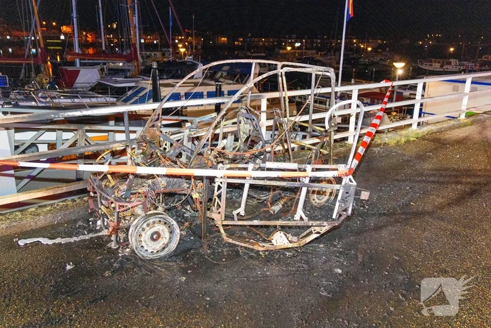Voertuig volledig verwoest door brand