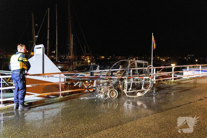 Voertuig volledig verwoest door brand