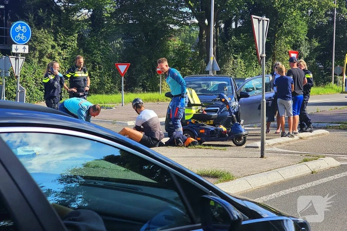 Persoon in scootmobiel gewond bij aanrijding met auto