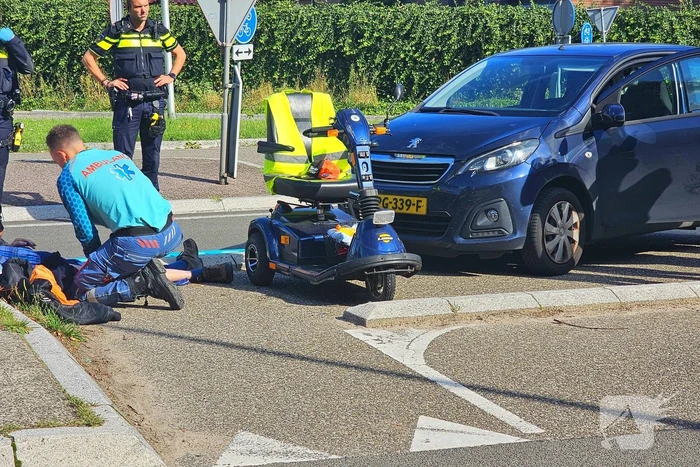 Persoon in scootmobiel gewond bij aanrijding met auto