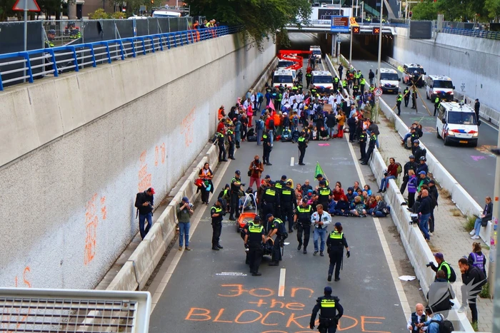 Weinig politie-inzet tijdens XR-blokkade wegens staking