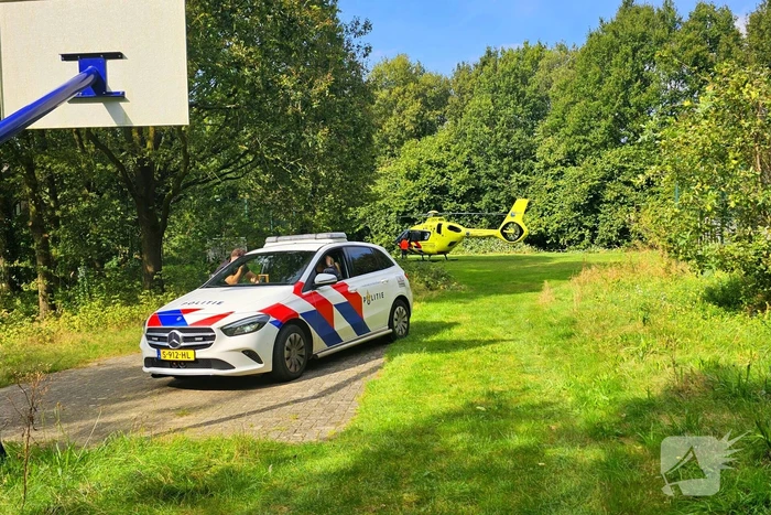 Traumahelikopter landt voor medische noodsituatie