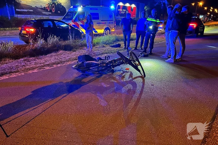 Fietser botst op auto